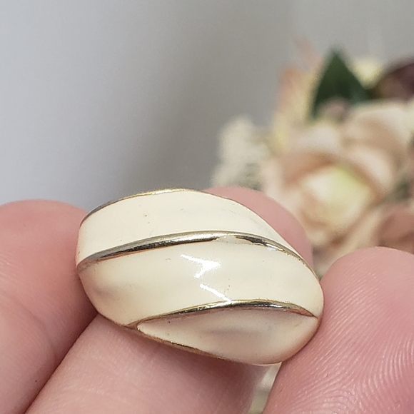 Elegant Vintage Cream & Gold Earrings - Picture 6 of 6